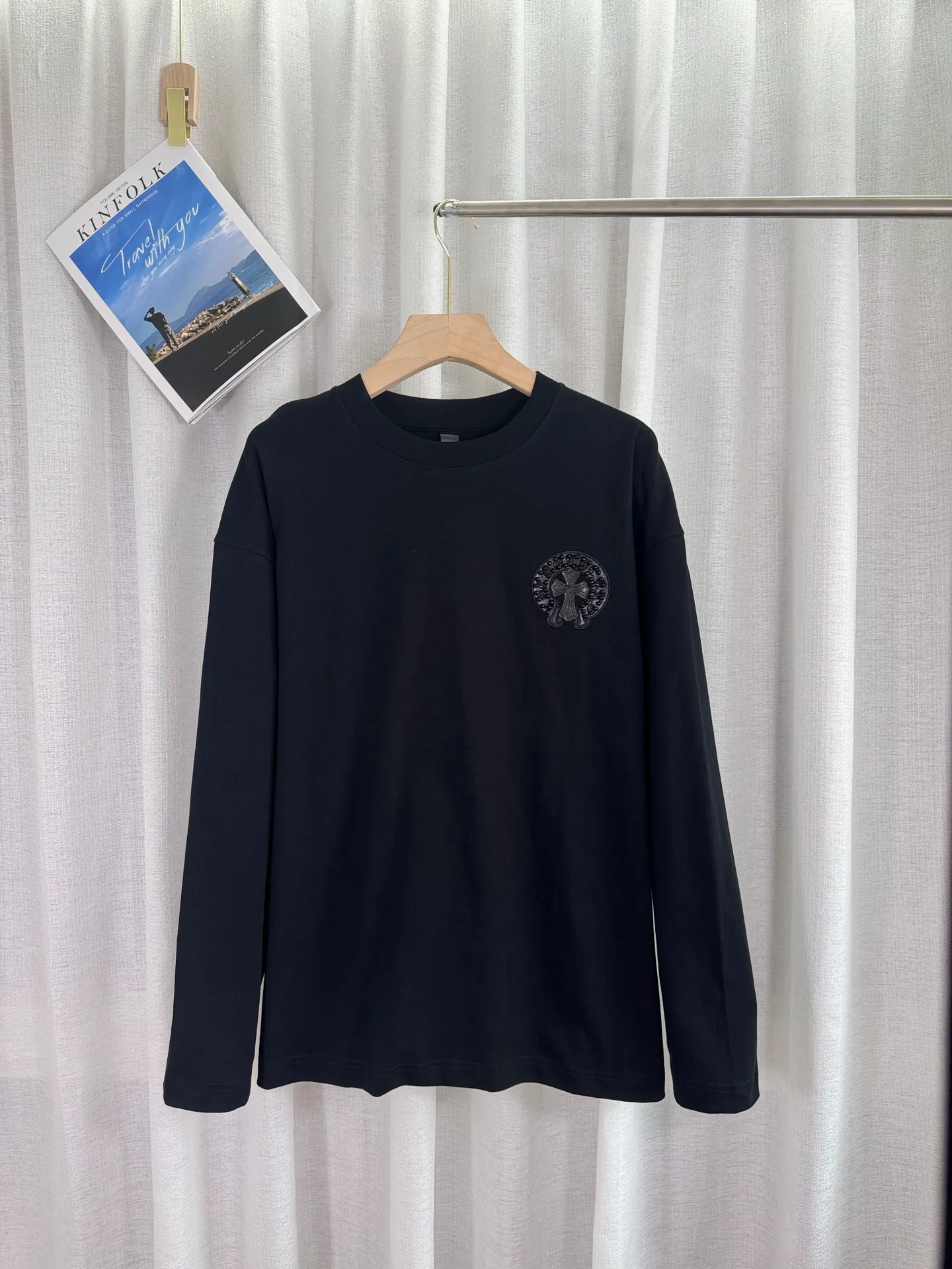 P260 top version, real shot without P, ​​different from market currency) 𝗖𝗵𝗿𝗼𝗺𝗲 𝗛𝗲𝗮𝗿𝘁𝘀/Cro Heart 2025 Autumn and Winter Pearl Compass Casual Long Sleeve 👑The highest version! Customized fabric 320g fabric! Pearl compass, genuine leather cut. Best-selling model at the counter. Very comfortable to wear. Accessories: original molded and authenticated collar label➕100% silk wash label. Genuine purchase-grade original hangtag➕matching hanging rope➕3D hanging beads➕original packaging bag. Craftsmanship: The original version has consistent wiring! The highest version of the armhole matching technique! Color: White Black Size: S M L XL Style No.: 5170